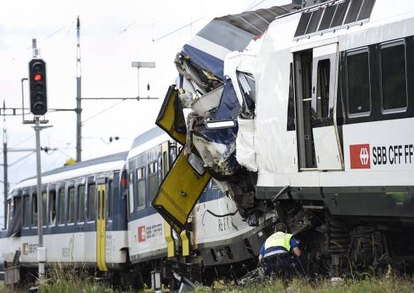 AP - Los trenes cubr&#237;an rutas regionales y por eso su velocidad no era muy alta. Las autoridades aseguraron que el desastre pudo haber sido mayor.