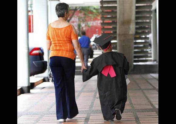 Foto Hernán Vanegas - De la mano de su abuela Luez Elena Balvín, el bachiller llegó al teatro Porfirio Barba Jacob a recibir el diploma.