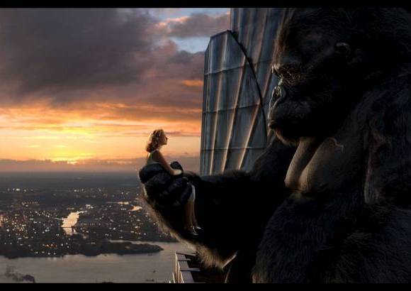 - Kong con la bella Naomi Watts, quien le da vida a la actriz Ann Darrow.