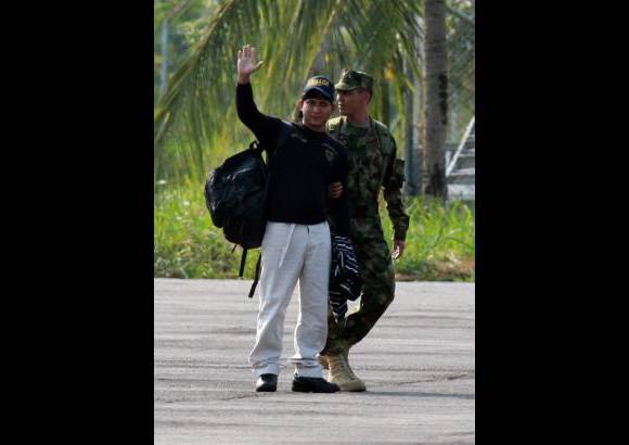 Ra&#250;l Palacios, enviado especial Colprensa - El infante de marina, Henry L&#243;pez, de 24 a&#241;os, fue secuestrado en mayo de 2010. Al llegar al aeropuerto Gustavo Artunduaga Paredes de la ciudad de Florencia salud&#243; r&#225;pidamente a la prensa y de inmediato abandon&#243; ese lugar.