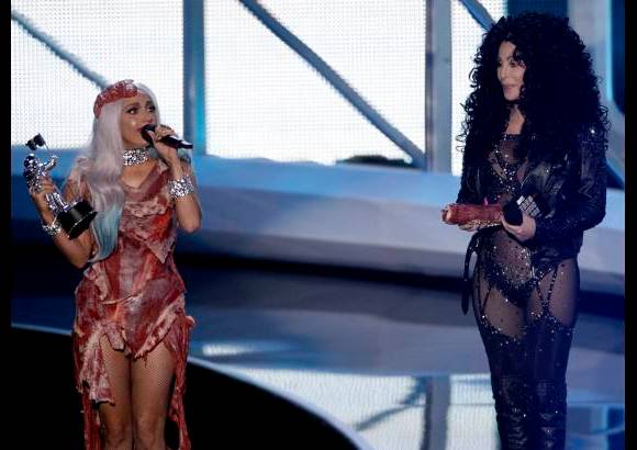 AP - Este es el momento en el que Lady GaGa, izquierda, recibe el Premio de video del año de manos de Cher en los MTV Video Music Awards.