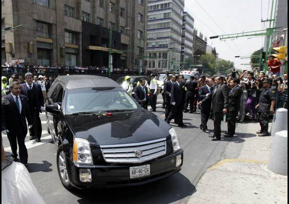 Foto Reuters - Desde el mediod&#237;a, centenares de admiradores del escritor fallecido a los 83 a&#241;os por una hemorragia en el aparato digestivo se agolparon a las puertas del Palacio de Bellas Artes, en donde se instal&#243; su capilla ardiente, para poder decirle adi&#243;s.