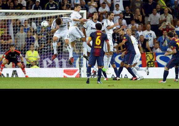 Reuters - Pero el Barcelona revivi&#243; cuando el delantero argentino Lionel Messi anot&#243; un notable gol de tiro libre al filo del descanso.