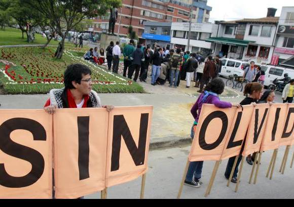 Ra&#250;l Palacios, Colprensa - El homenaje se realiz&#243; en la Avenida La Esperanza con carrera 42, lugar del asesinato y donde en su honor fue levantada una escultura.