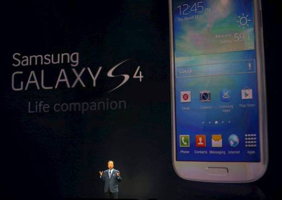 Reuters - Tal y como se esperaba, el Galaxy S4 cuenta con una pantalla de cinco pulgadas, ligeramente superior a las 4,8 de su predecesor y una más que el iPhone 5, pero es más ligero que el Galaxy S3 con un peso de 130 gramos y un grosor de 7,9 milímetros, frente a los 8,6 milímetros del modelo anterior.