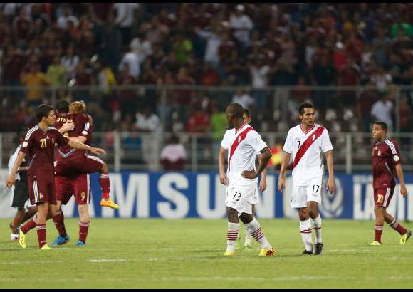 AP - Per&#250; le dijo adi&#243;s a sus aspiraciones mundialistas a falta de dos fechas para concluir las eliminatorias.