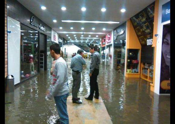 Cortes&#237;a @andresnunezz - El centro comercial Florida tambi&#233;n sufri&#243; las consecuencias de la tempestad.