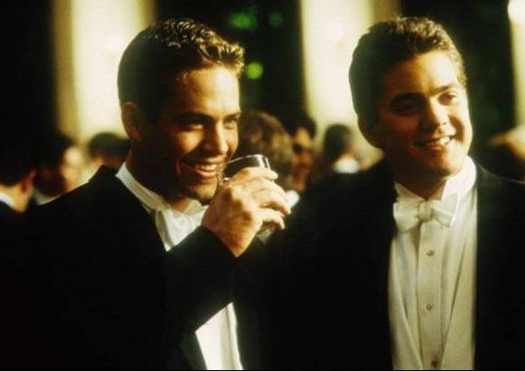 Cortes&#237;a - La carrera de Paul Walker comenz&#243; en 1986, particip&#243; en varias series como Qui&#233;n manda a quien y Tocados por un &#225;ngel. Aqu&#237; en la cinta Sociedad Secreta del a&#241;o 2000.
