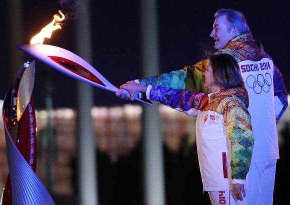 AFP - Dos leyendas del deporte sovi&#233;tico, el portero de hockey sobre hielo Vladislav Tretiak y la patinadora Irina Rodnin&#225;, encendieron el pebetero.