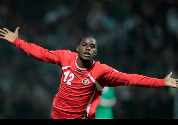 Reuters - La selecci&#243;n de Costa Rica venci&#243; este jueves 2-0 a Bolivia con una gran actuaci&#243;n del delantero Joel Campbell en un emotivo partido por el Grupo A.