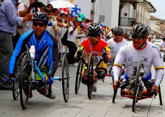 - Los atletas utilizan un caballito de acero especialmente diseñado para ejercer el mejor desempeño en las pruebas.