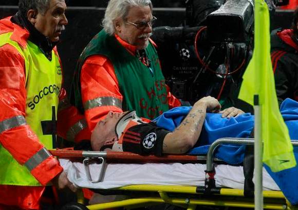 Reuters - El panorama comenz&#243; mal para el l&#237;der de la Serie A cuando perdi&#243; al arquero Christian Abbiati a los 18 minutos por una lesi&#243;n en la cabeza. El golero podr&#237;a perderse la revancha en Londres el 9 de marzo.