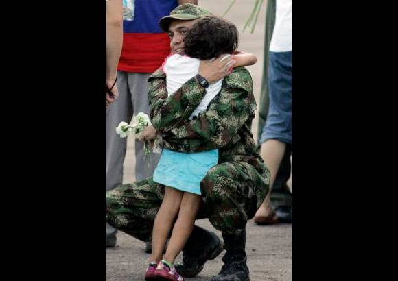 AP - Pablo Emilio abraz&#243;, emocionado a su peque&#241;a hermana Laura Valentina, a quien no conoc&#237;a.