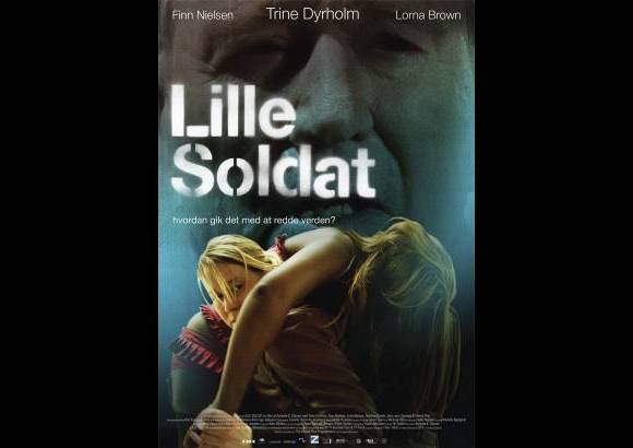 Lille Soldat (Little Soldier) - Lotte regresa a Dinamarca despu&#233;s de una misi&#243;n como soldado. Su padre, un transportador, le ofrece un trabajo como chofer de su novia nigeriana, una se&#241;orita de compa&#241;&#237;a llamada Lily. Ni Lotte ni Lily tienen gran inter&#233;s en conocerse, solo tienen que sobrevivir. Pero cuando Lotte llega a ser testigo de la vida de Lily, ella toma una decisi&#243;n que cambia el futuro de ambas.