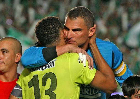 Juan Antonio S&#225;nchez - El abrazo de los capitanes: Alex Mej&#237;a por Nacional y Faryd Mondrag&#243;n en el Cali. Son compa&#241;eros de selecci&#243;n Colombia.
