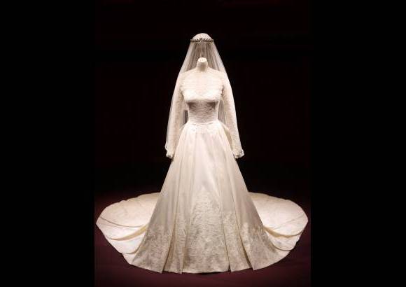 AP - El secreto mejor guardado de la boda del a&#241;o, el vestido de Catalina Middleton, ser&#225; uno de los &#233;xitos del verano en el Reino Unido, gracias a una exposici&#243;n en el palacio de Buckingham que ha vendido 125.000 entradas por anticipado.