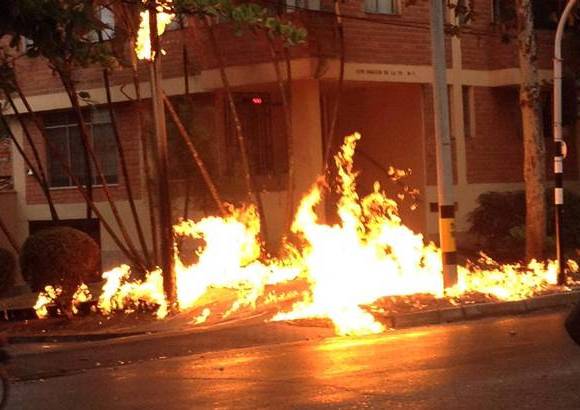 FOTO CORTES&#205;A CARLOS A. CORREDOR L. - Una fuga de gas oblig&#243; a la evacuaci&#243;n de varias viviendas en la carrera 70 con calle 29, barrio Bel&#233;n.