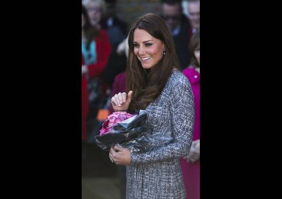 AP - Luego de pasar algunos d&#237;as de vacaciones con el pr&#237;ncipe Guillermo, Kate Middleton luci&#243; por primera vez su embarazo.