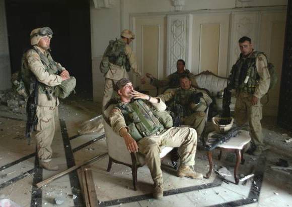 AP - El ej&#233;rcito norteamericano dentro de uno de los palacios de Saddam Hussein el 7 de Abril de 2003.