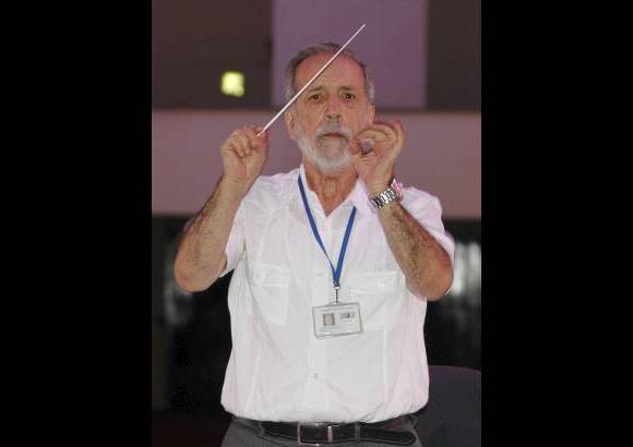 - El maestro Alberto Correa, director de la orquesta, propuso la idea. Ha sido un trabajo en equipo. Tambi&#233;n es fundador del Estudio Polif&#243;nico de Medell&#237;n.