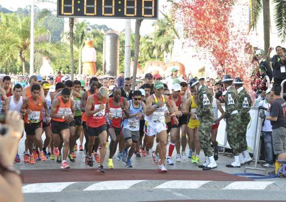 Esteban Jaramillo y Sebastián Salazar - Más de 10 mil competidores se dieron cita en esta histórica cita deportiva que se corría en las modalidades de 5, 10, 21 y 42 kilómetros.