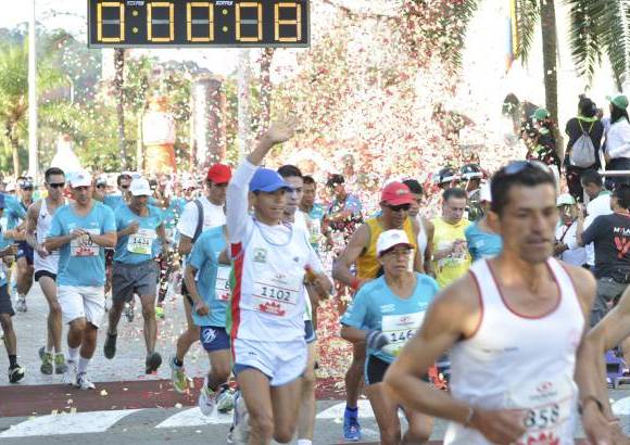 Esteban Jaramillo y Sebastián Salazar - Más de 10 mil competidores se dieron cita en esta histórica cita deportiva que se corría en las modalidades de 5, 10, 21 y 42 kilómetros.