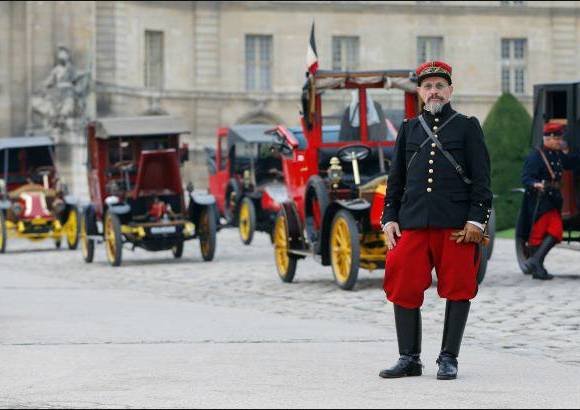 REUTERS - Debe haber sido toda una escena el traslado al frente de batalla por Par&#237;s: una caravana ruidosa de veh&#237;culos rojos de arranque manual y ruedas de rayos amarillos transportaban apretadamente a unos seis soldados detr&#225;s de los conductores que llevaban su atuendo.