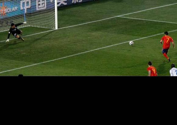 AP - Tuvo la oportunidad de marcar el tercero, pero perdió la ocasión de firmar la tripleta tras fallar un penal cometido sobre el extremo Jesús Navas.