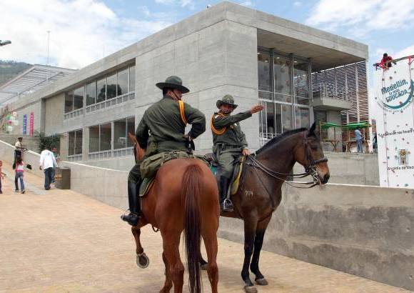FOTO EL COLOMBIANO - Espacios dise&#241;ados para contribuir a la transformaci&#243;n de la ciudad desde los &#225;mbitos educativo, cultural y social. En los parques biblioteca convergen distintas instituciones en un mismo espacio para generar tejido social y plantear un nuevo estilo de convivencia.