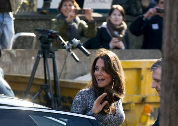 AP - La esposa del Pr&#237;ncipe Guillermo luci&#243; radiante y feliz