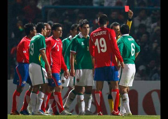 Reuters - Bolivia termin&#243; con nueve hombres. Ronald Rivero fue expulsado por una mano dentro del &#225;rea a los 70 minutos y Walter Flores vio la tarjeta roja a los 75 por una agresi&#243;n a Campbell, el mejor jugador de la cancha.