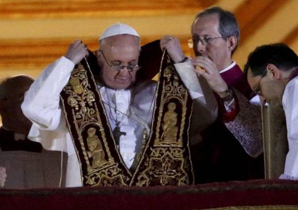 REUTERS - Esa admiraci&#243;n por sus tres predecesores llev&#243; a Juan Pablo II a ser enterrado bajo tierra, como Pablo VI, en el mismo lugar donde estuvo sepultado Juan XXIII y frente al sarc&#243;fago del &quot;papa de la sonrisa&quot;, como se conoci&#243; a Luciani.