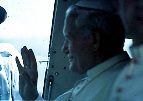 FOTO ARCHIVO COLPRENSA - El Papa Juan Pablo II saluda a los miles de feligreses que se congregaron en Armero, en junio del 86, meses despu&#233;s de la tragedia que borr&#243; esta poblaci&#243;n del Tolima.