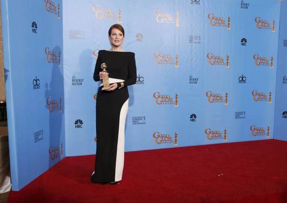 Reuters - Julianne Moore de blanco y negro y con escote a la espalda, impresionó a la prensa.
