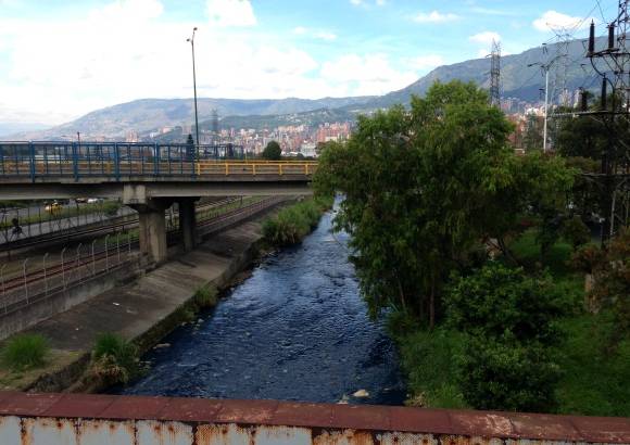 Juan Esteban V&#225;squez - El color azul del r&#237;o no pas&#243; desapercibido entre los transe&#250;ntes de los puentes de las estaciones del Metro.