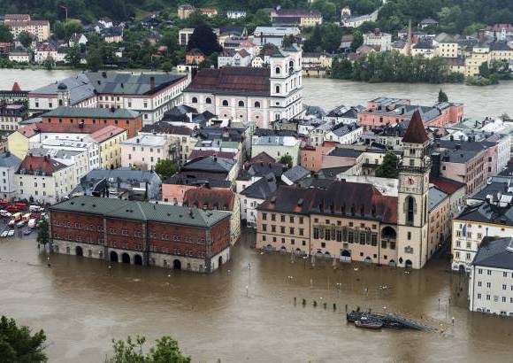 AP - La antigua ciudad de Passau inundada por el r&#237;o Danubio.