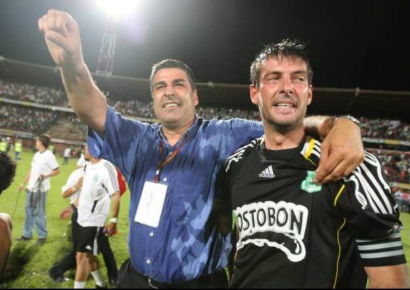 Juan Antonio Sánchez - El técnico Santiago Escobar celebra la clasificación con el portero argentino Gaston Pezzuti, la figura del compromiso.