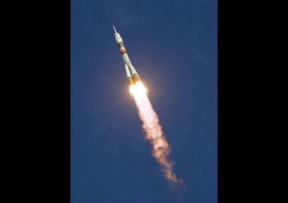 Reuters - Además, entre otras funciones, durante sus casi cinco meses de estancia en la plataforma recibirán cuatro cargueros rusos Progress y uno europeo ATV-4, que transportarán carga vital como oxígeno, alimentos y combustible. El acoplamiento de la nave rusa con la EEI está programado para este jueves.