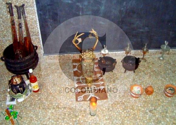 Cortes&#237;a - Machetes y esposas eran parte de los objetos usados en el altar.