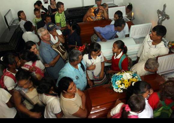 Hern&#225;n Vanegas - En la tragedia ocurrida en el municipio de Angostura perecieron seis integrantes de la familia Ayala Hincapi&#233;. Los hechos se presentaron la madrugada del pasado lunes cuando un deslizamiento sepult&#243; la habitaci&#243;n en la cual dorm&#237;a la familia.