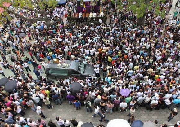 Juan Fernando Cano, enviado especial - El sepelio colectivo se realizó en el parque principal porque la iglesia San Fernando Rey no tenía capacidad para albergar tanta gente.