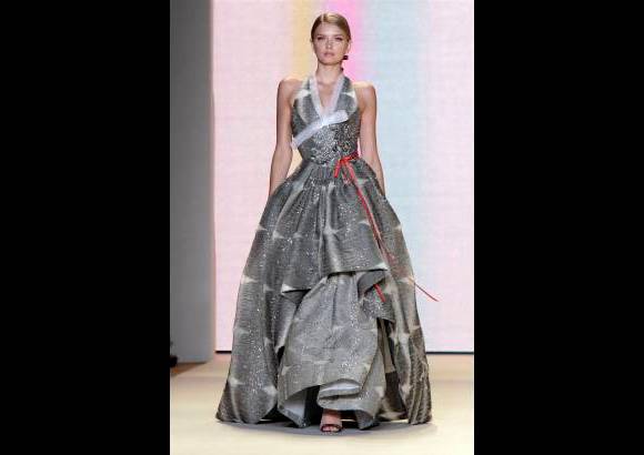 AP - Organzas, satenes o veraniegos linos hacen parte de las telas seleccionadas por Carolina Herrera.