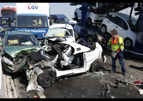 Reuters - Muchos veh&#237;culos quedaron en muy mal estado en este accidente m&#250;ltiple.