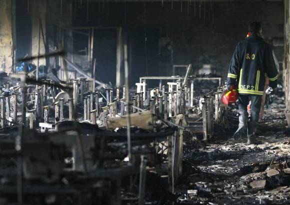 AP - El director general de la brigada de bomberos, Abu Nayeem Mohammad Shahidul&#225;, asegur&#243; que quiz&#225;s el fuego comenz&#243; por un cortocircuito.