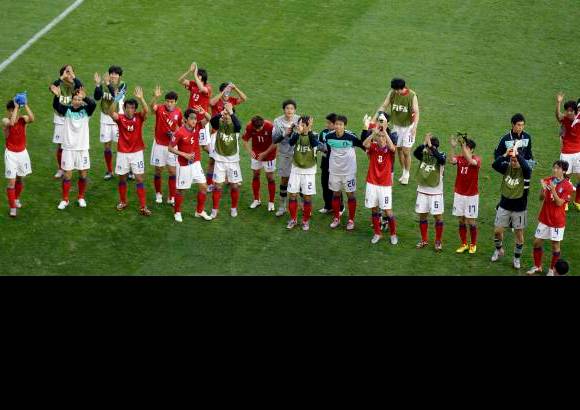 AP - Corea del Sur se convirti&#243; en el primer equipo en cantar victoria en esta Copa Mundial al no despreciar un par de obsequios de la zaga de Grecia para imponerse 2-0 y quedar en buen rumbo dentro del Grupo B.