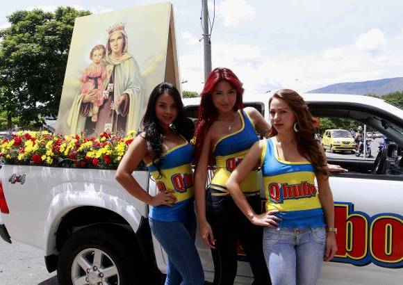 FOTO R&#211;BINSON S&#193;ENZ - Como cada 16 de julio, D&#237;a de la Virgen del Carmen, conductores desfilaron con su patrona por varios puntos de Medell&#237;n. Decenas de veh&#237;culos, como buses, carros y motos, circularon entre las terminales del Sur y del Norte de la ciudad.