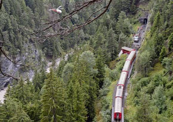 AFP - El accidente ocurri&#243; entre Tiefencastel y Solis, al sureste de Zurich. Cerca de 200 personas iban a bordo del tren al momento del accidente, el cual ocurri&#243; tras fuertes lluvias en la regi&#243;n.