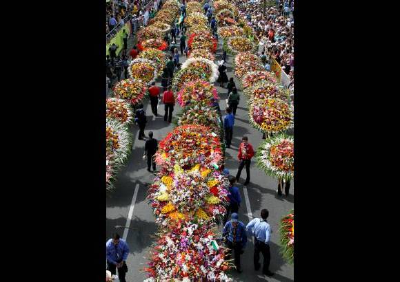 Jaime Pérez - Carrozas, música y teatro complementaron el Desfile de Silleteros.