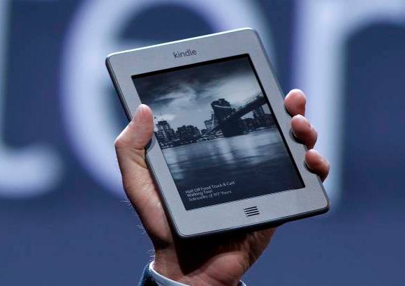 Reuters - El presidente y director general de Amazon, Jeff Bezos, revel&#243; este mi&#233;rcoles la Kindle Fire, una tableta a color de 199 d&#243;lares que competir&#225; con el iPad de Apple.
