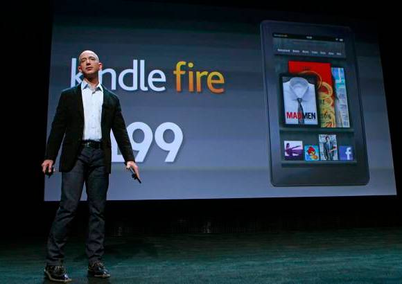 Reuters - Amazon decidi&#243; tambi&#233;n introducir las pantallas t&#225;ctiles a sus Kindle de blanco y negro. El m&#225;s barato costar&#225; 99 d&#243;lares y es una reminiscencia del &#250;ltimo Nook de Barnes & Noble. Una versi&#243;n con acceso a la red celular de AT&T para poder descargar libros costar&#225; 149 d&#243;lares.